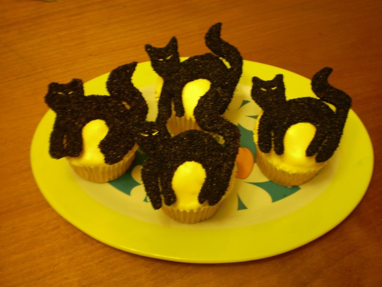 Black Cat Halloween Cupcakes