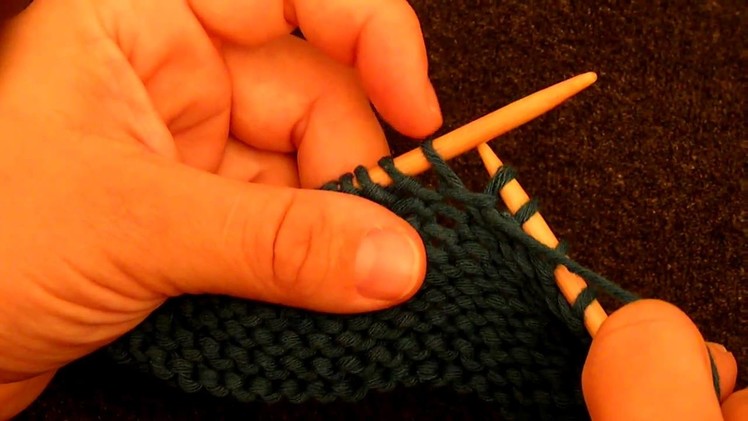 Apprendre à tricoter : Une augmentation au point envers sur une maille au point envers