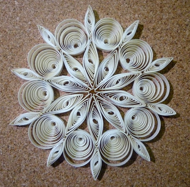 Quilled Christmas decoration n°2 step by step