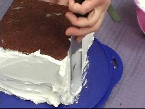 Cake Decoration Tips : How to Add Base Cake Frosting