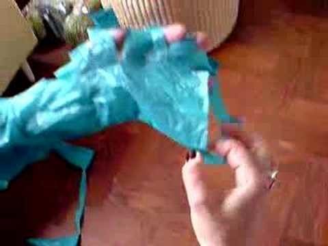 UK Reef - Making yarn from plastic bags