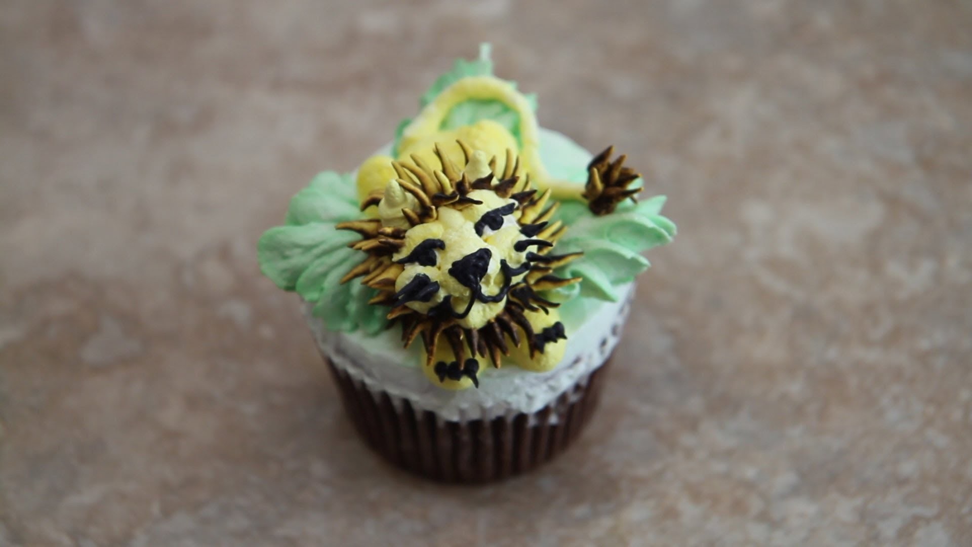 Lion cupcake- How to- cake decorating- buttercream