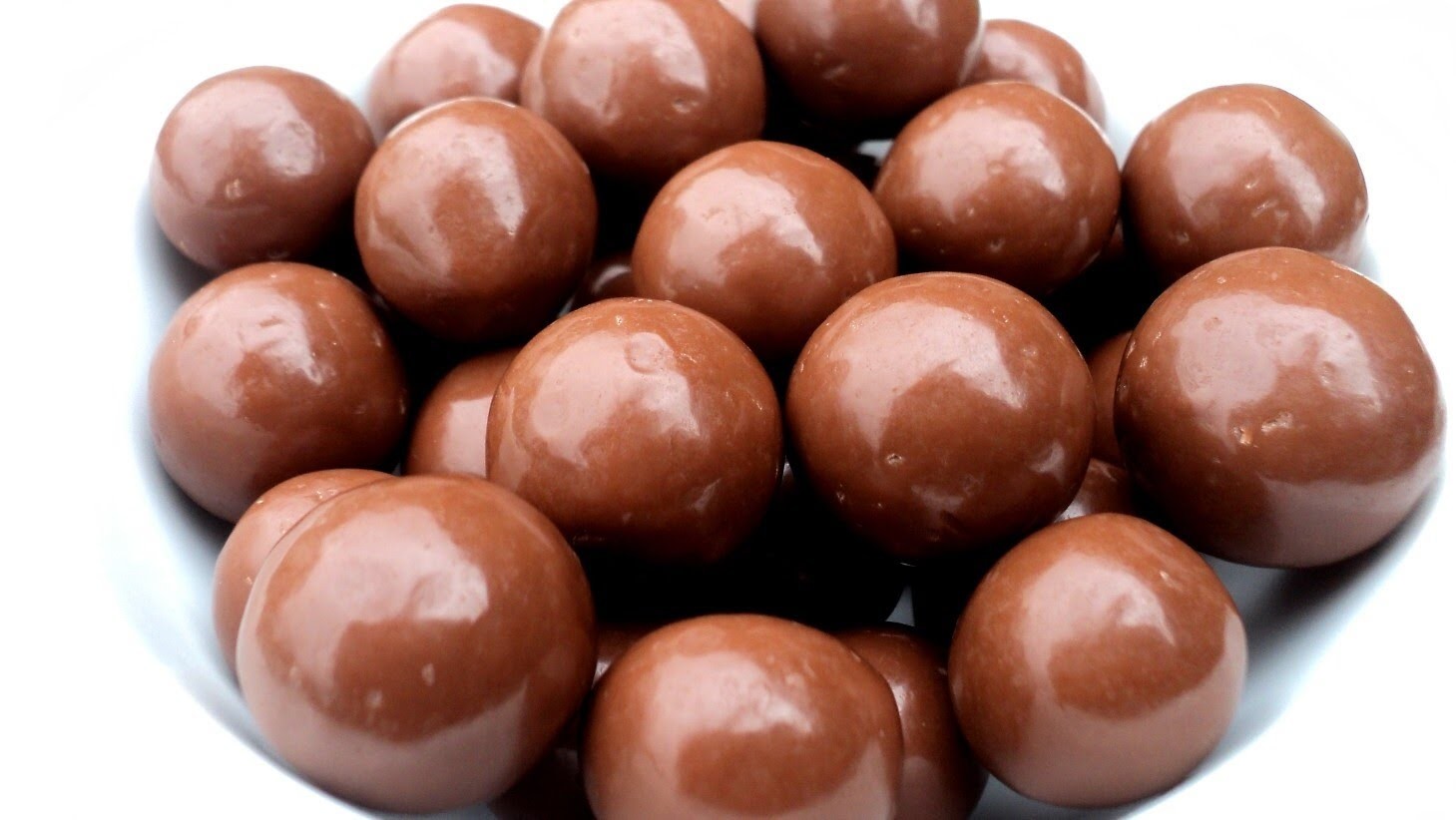 Вафельные шарики. Драже Maltesers. Мальтизерс шоколадные. Мальтизерс шоколадные шарики. Шарики в шоколаде Maltesers.