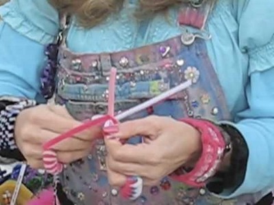 Wendy the Pipe Cleaner Lady Shows how to Make a Ring