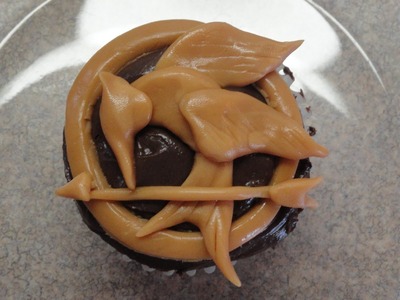 Decorating cupcakes #93: The Hunger Games - Mockingjay Pin