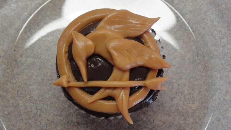 Decorating cupcakes #93: The Hunger Games - Mockingjay Pin