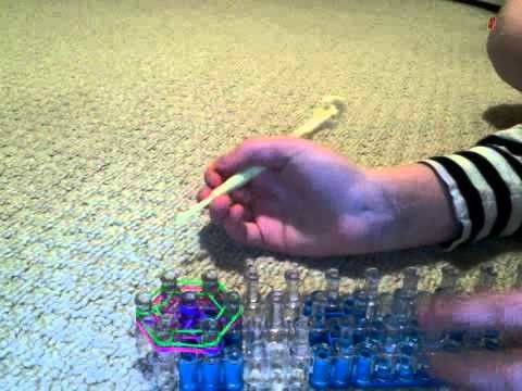 How To Make A Rubber Band Flower Charm Using A Rainbow Loom