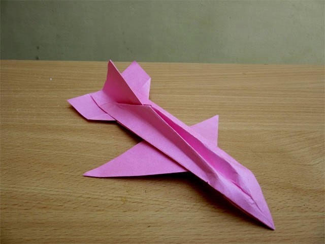 How to make a cool paper plane - Easy Tutorials