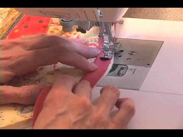 Sew Easy Lesson: Piping for Pillows