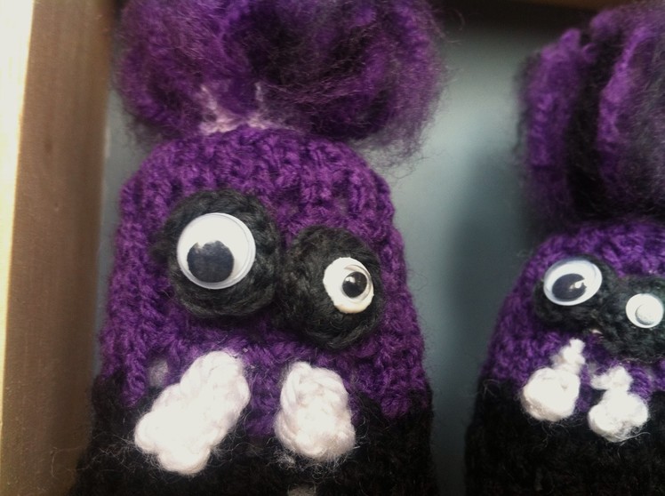 Poppy makes.  a crochet evil Minion. Poppy maakt.  een gehaakte evil Minion