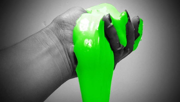 HALLOWEEN CRAFTS!! SUPER DIY HOMEMADE GLOW IN THE DARK SLIME! Spooky and FUN!