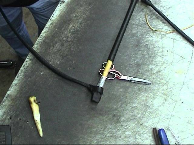 Attaching thong to handle of stock whip