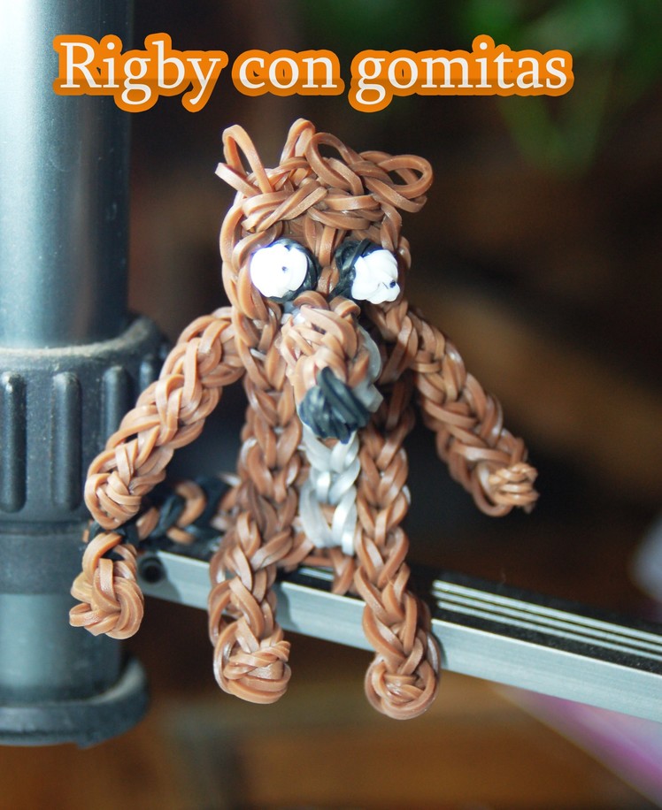 Rigby con gomitas. Rigby Rainbow Loom. Regular Show