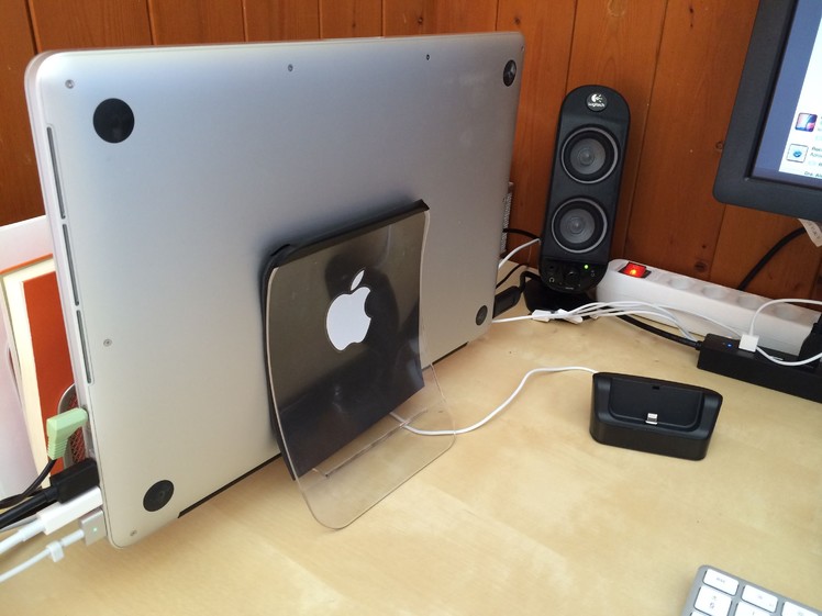 DIY: Make a MacBook stand with a USD 2 napkin holder
