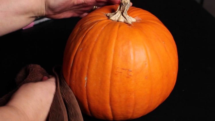 How to Decorate Pumpkins With Sharpies : Decorating Pumpkins