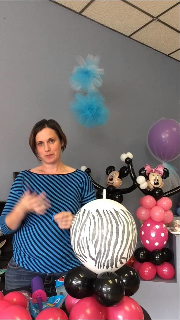 Mickey and Minnie Mouse DIY balloon centerpiece