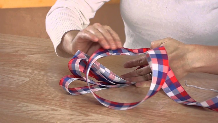How to Make a Large Bow for a Table Centerpiece : Cold Weather Crafts