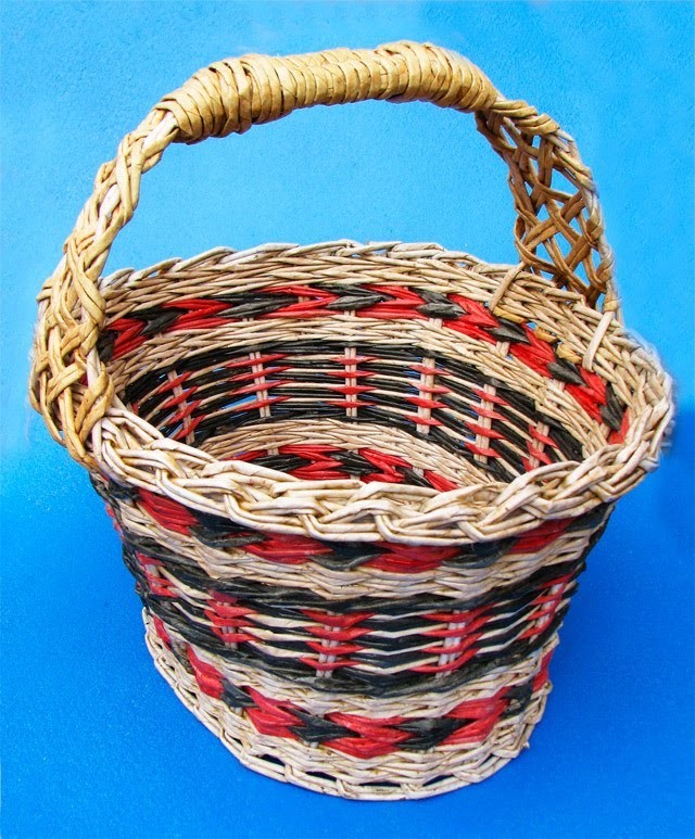 How to weave a holder for an Easter basket. Part 7.