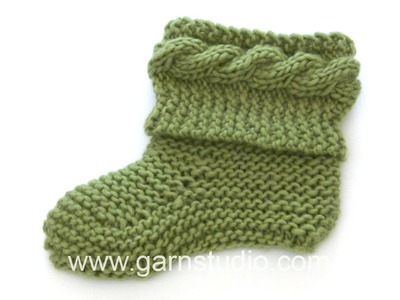 DROPS Knitting Tutorial: Knitted slippers in garter stitch with cable