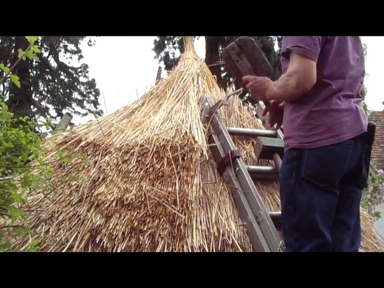 Thatching a round straw roof, iron age hut thatch style