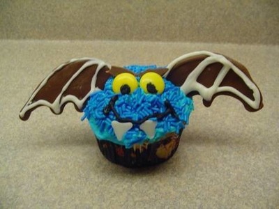 Decorating Cupcakes with yoyomax12: #1 Halloween Vampire bat
