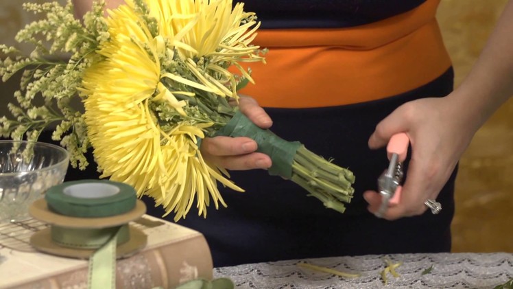 How to Make Your Own Bouquet of Spider Mums : Event Flowers & Centerpieces