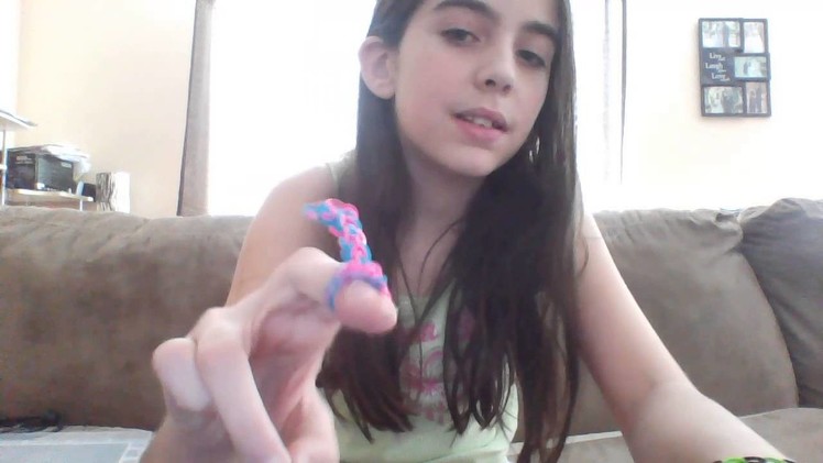 How to make a fishtail rubber band bracelet on your fingers
