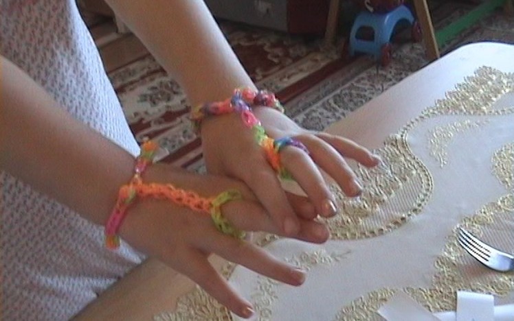 How to make a special bracelet with rubber bands. Speciale armband met ring via een haaknaald‏