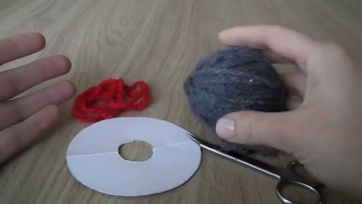 How to Make  Pom Poms, Easy DIY . Comment faire un pompon en laine