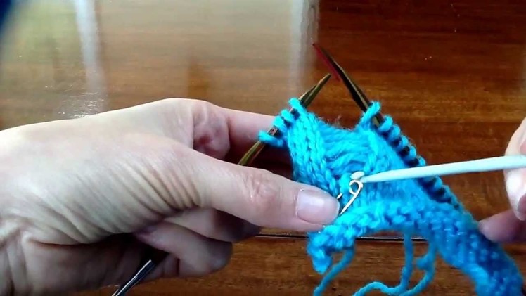 Tamsin's Emergency Ladder Buttonhole, a 1 stitch afterthought hole without cutting yarn