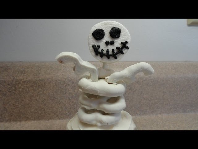 Decorating cupcakes #76: Skeleton for Halloween