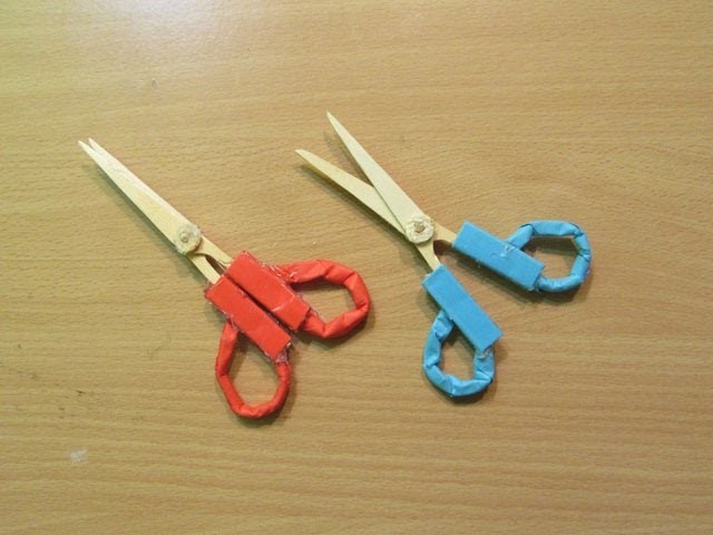 How to Make a Scissors Using Pop Sticks that cuts paper - Easy Tutorials
