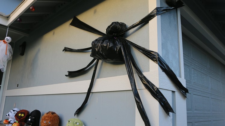 DIY Trash Bag Halloween Spider SUPER EASY