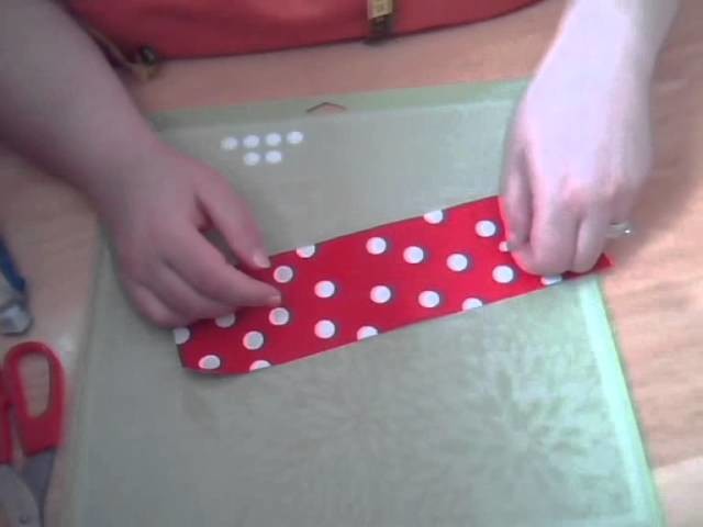 How to make a Minnie Mouse hair bow using Duck Tape