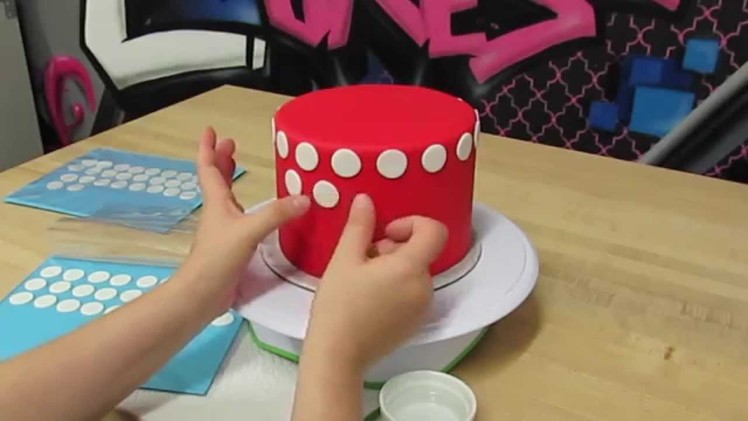 How To Create A Perfect Polka Dot Pattern On A Cake