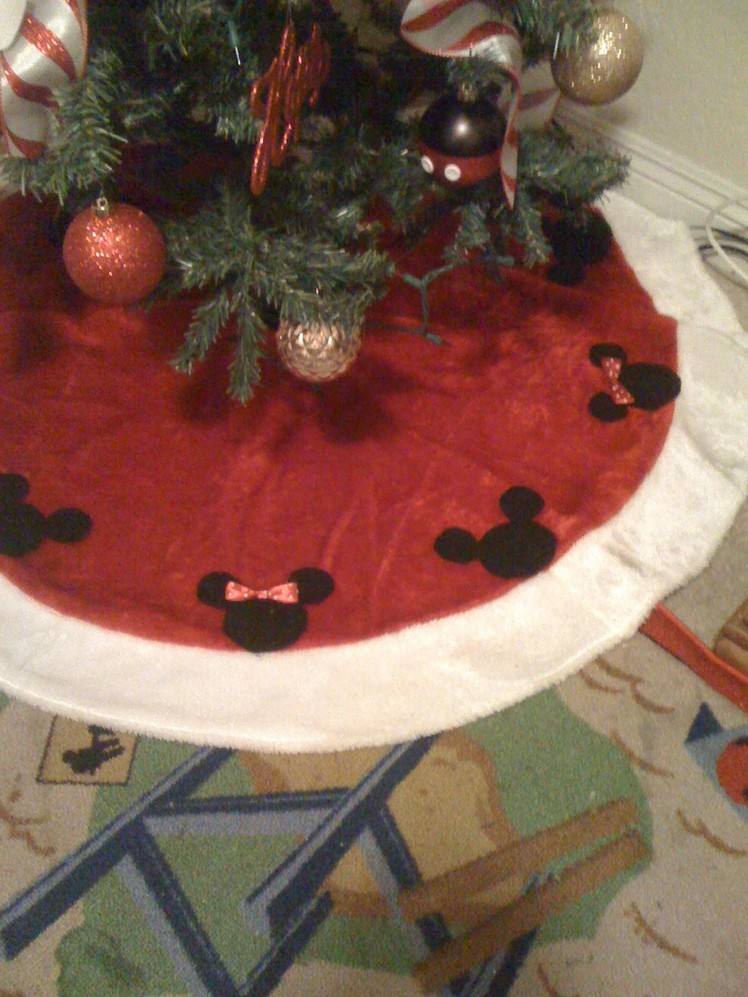 Christmas Mickey and Minnie Mouse tree skirt tutorial