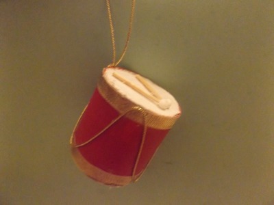 Make a Christmas decoration drum from a  toilet paper roll