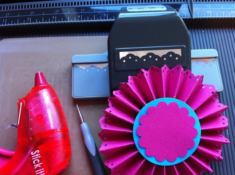 Making Paper Rosettes using a Scoreboard and Boarder Punch