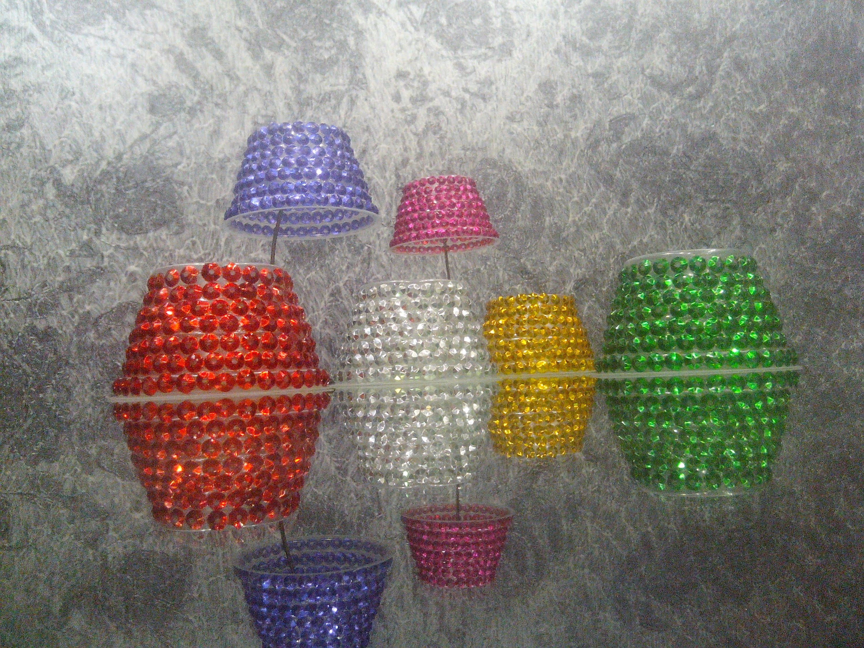 How to make a unique craft from disposable cups , in just one minute.