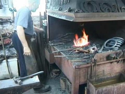 Forging  mooring  rings out of old  wrought iron chain.wmv