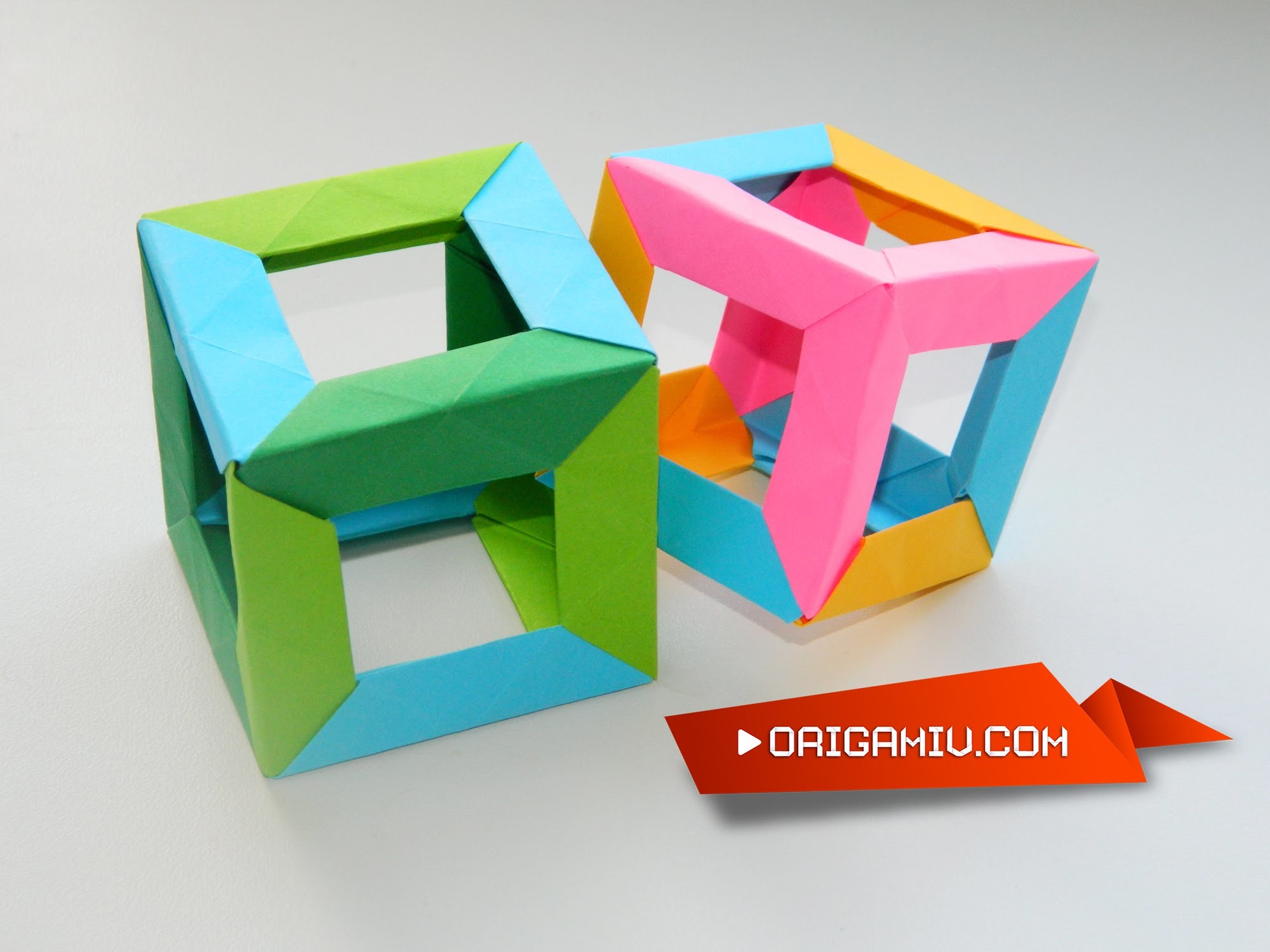 Цветной кубик из бумаги