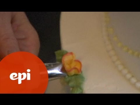 How to Make Your Own Wedding Cake: Piping Leaves and Roses
