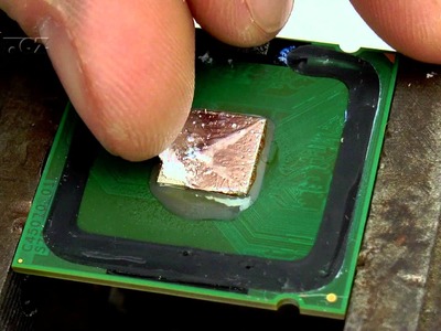 Sundávání heatspreaderu z procesoru Intel Pentium 4. Removing IHS from Intel Pentium 4 Processor