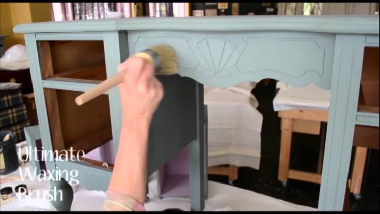 Virginia Weathersby paints a Dressing table with Chalk Paint®