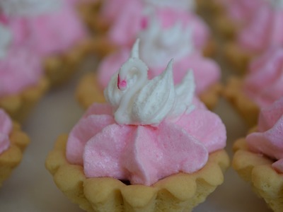How to decorate wedding cookie or tarts with swans.