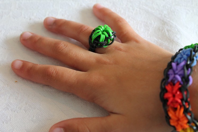 Loom bands designs - Rainbow Loom Starburst Ring