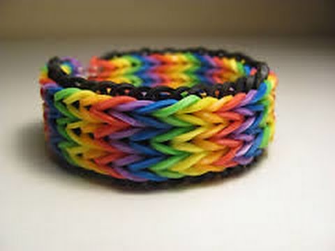 How to make a triple fishtail keychain.bracelet with the rainbow loom
