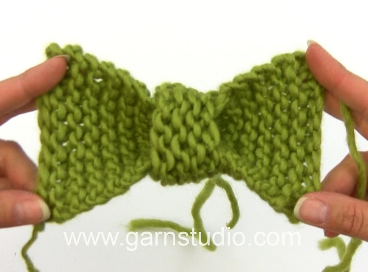 DROPS Knitting Tutorial: How to work a bow