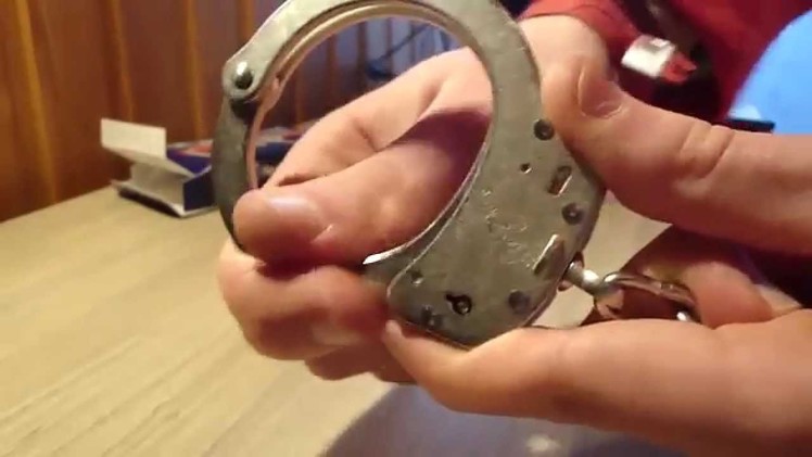 How to pick handcuffs (S&W with double lock) [DIY] [EN]