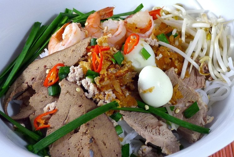 HU TIEU - Rice Noodle with Pork and Seafood Recipe